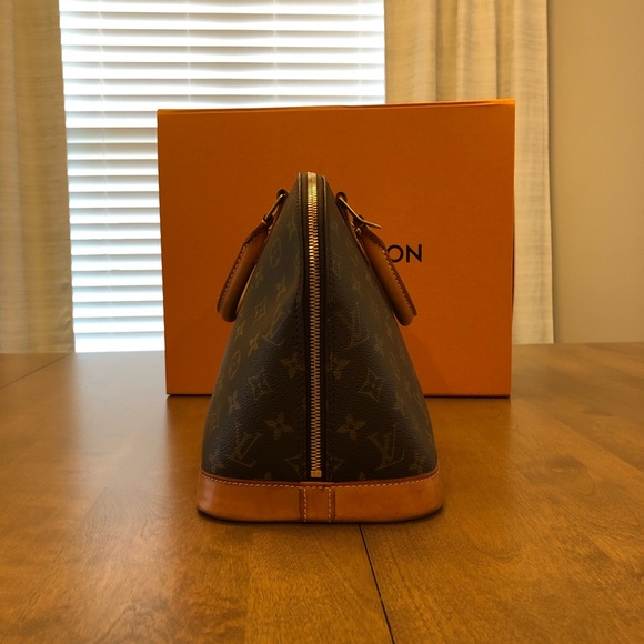 Authentic Louis Vuitton Alma Handbag - Picture 4 of 15